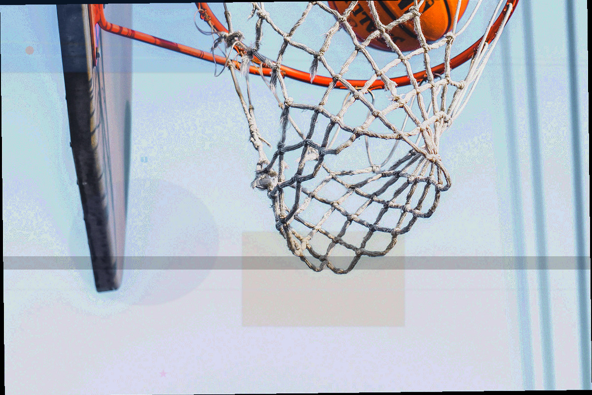 摊开的指南版面示意，分栏排布赛制说明与场次列表，不含真实文字